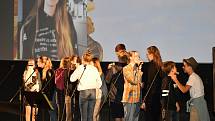 Kapela The Smallpeople vystoupila v rakovnickém letním kině při promítání klipů, které děti vytvořily v době lockdownu.