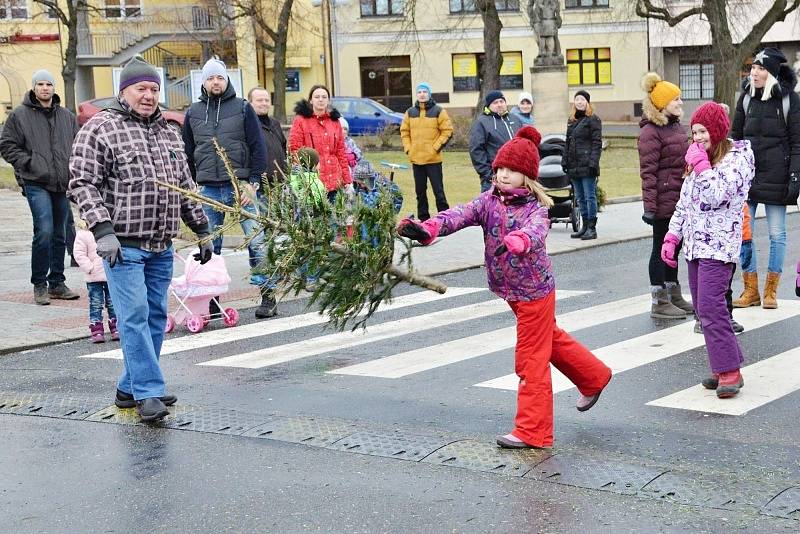 Soutěž v hodu vánočním stromkem v Novém Strašecí.