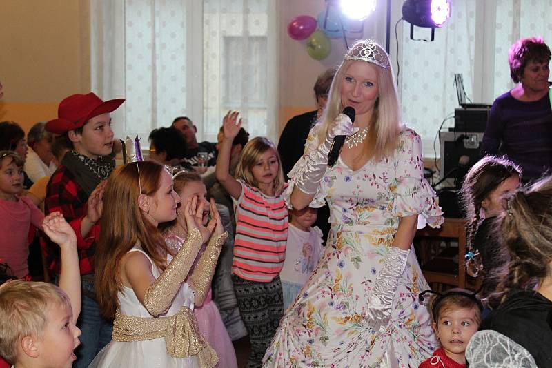 Z dětského karnevalu s Bárou Ladrovou a jejími plyšovými kamarády v Malinové.