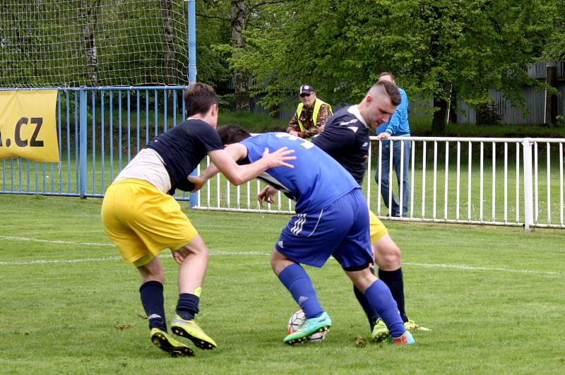 Nové Strašecí (v modrobílém) porazilo doma v derby SK Rakovník 2:1 na penalty.