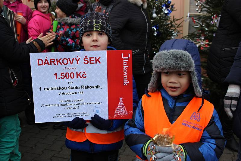 Nejkrásněji nazdobený stromeček letošního roku měla podle hlasování veřejnosti SŠ, MŠ a ZŠ Rakovník. Gratulujeme!