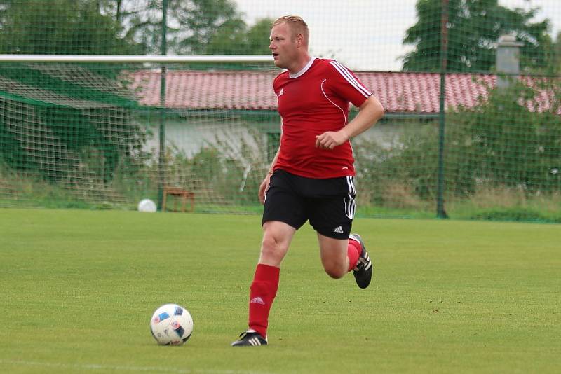 Z fotbalového utkání okresního přeboru Kněževes - Jesenice (1:0)