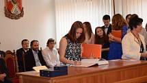 Studenti gymnázia obdrželi ve Slavnostním sále Městského úřadu Nové Strašecí maturitní vysvědčení.