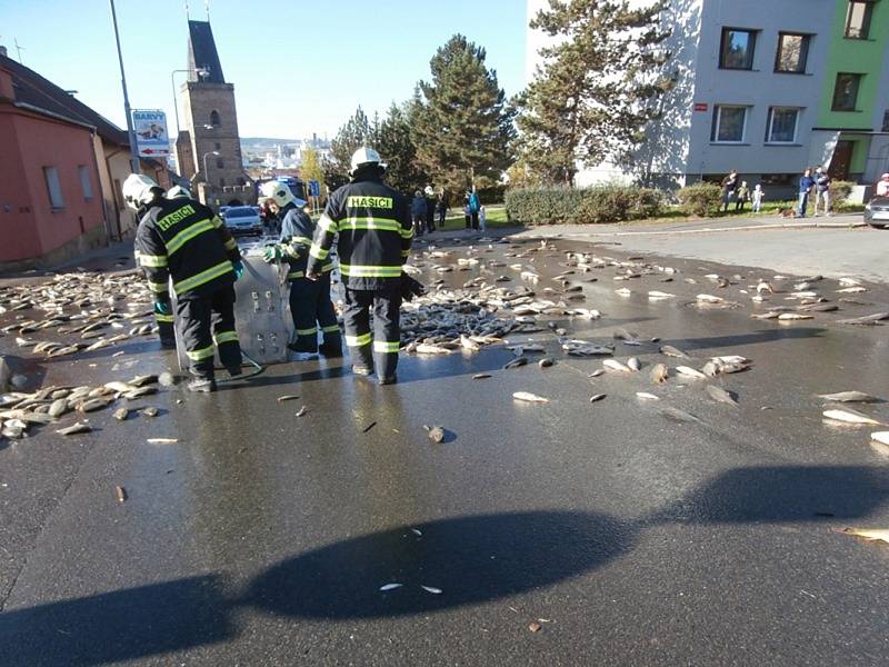 Dopravní nehoda traktoru s vlekem v ulicích Rakovníka 12. října 2019.