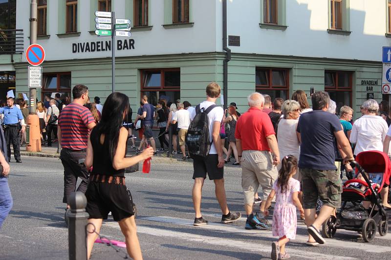 Studenti v Rakovníku protestují proti propouštění učitelů.