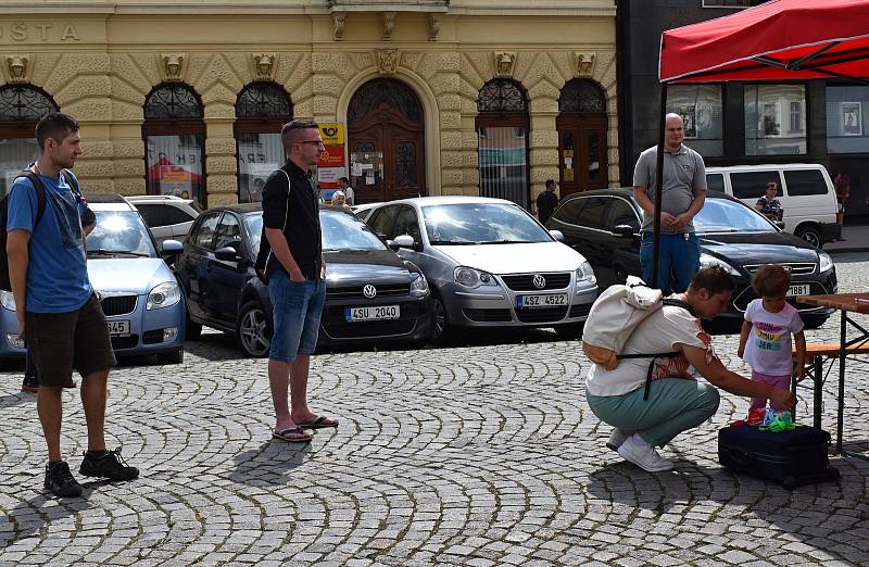 Z náboru dárců kostní dřeně na rakovnickém náměstí.