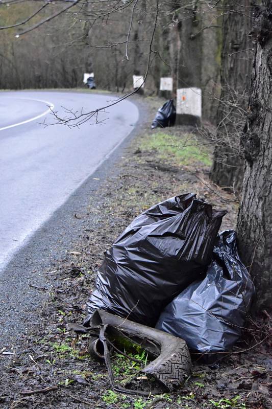 Jarní úklid okolí cyklostezky mezi Pavlíkovem a Rakovníkem.