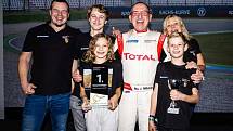 Jaroslav Mikoláš po triumfu v seriálu Porsche Cup v Hockenheimu - i s rodinou.
