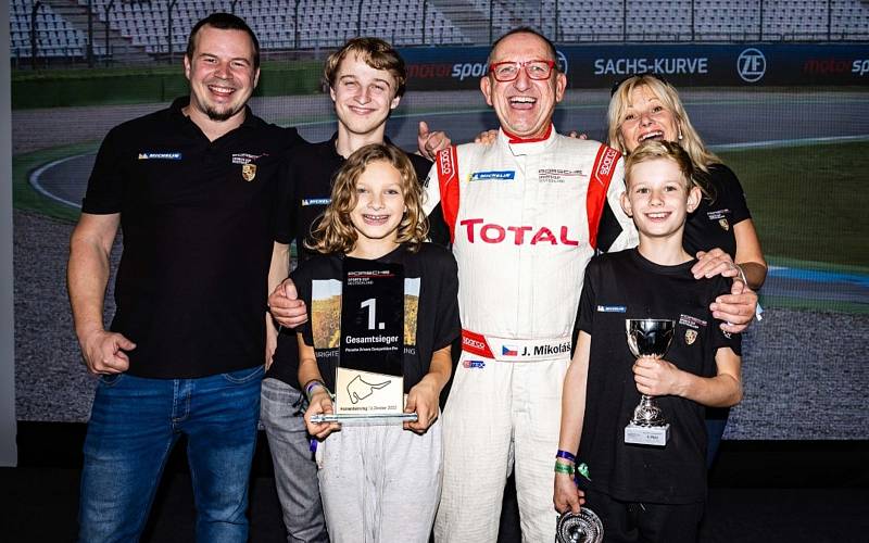 Jaroslav Mikoláš po triumfu v seriálu Porsche Cup v Hockenheimu - i s rodinou.