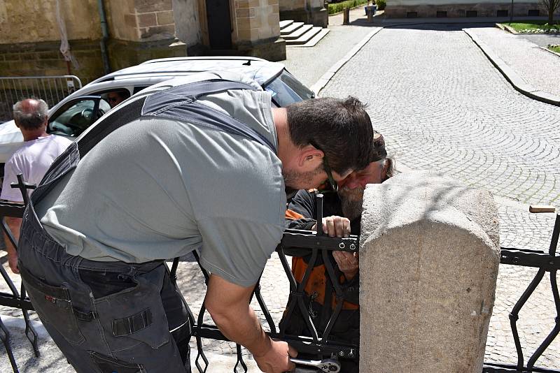 Opravu zárubní zdi u zvonice kostela sv. Bartoloměje v Rakovníku provedlo kamenictví Ladislav Humpál. Kované zábradlí je od kovářství Krásná Práce Jiřího Hávy z Roztok u Křivoklátu.