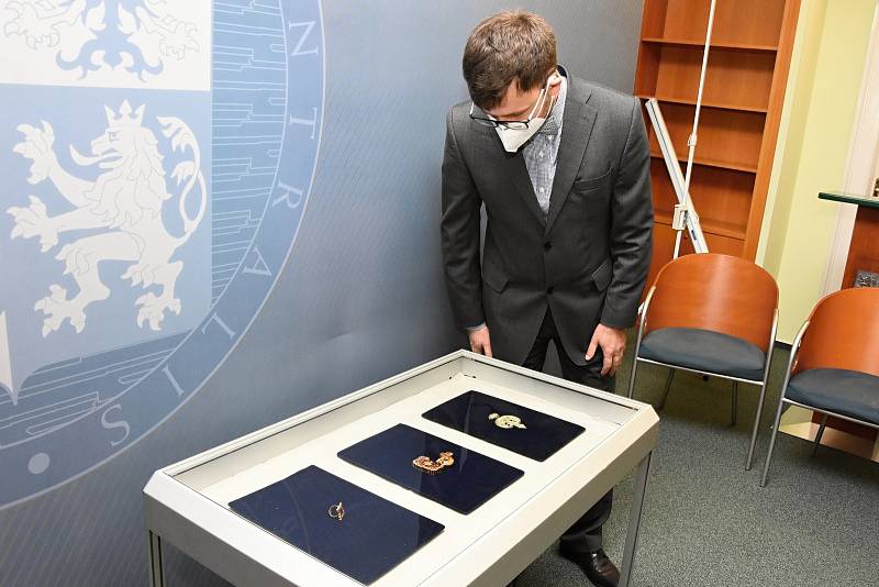 Nález luxusních šperků, které před více než 1500 lety musely být vyrobeny pro jednu z nejvýznamnějších osobností své doby, představilo ve čtvrtek na středočeském krajském úřadu v Praze Muzeum T. G. M. Rakovník.