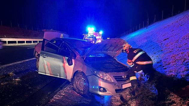 Série nehod na zledovatělé dálnici D6 u Řevničova zastavila v pátek provoz směrem do Karlových Varů.