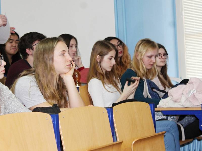 Hodiny moderní chemie v rakovnickém gymnáziu byly na téma forenzní analýza.