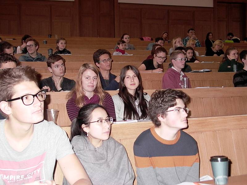 Monika Lavičková a Aneta Šilhavá, studentky rakovnického gymnázia na 4. ročníku prestižního semináře - Cesta do hlubin studia chemie.