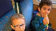 Děti z čistecké mateřinky se vypravily na výlet vlakem do Rakovníka, kde si prohlédly vlak a depo.