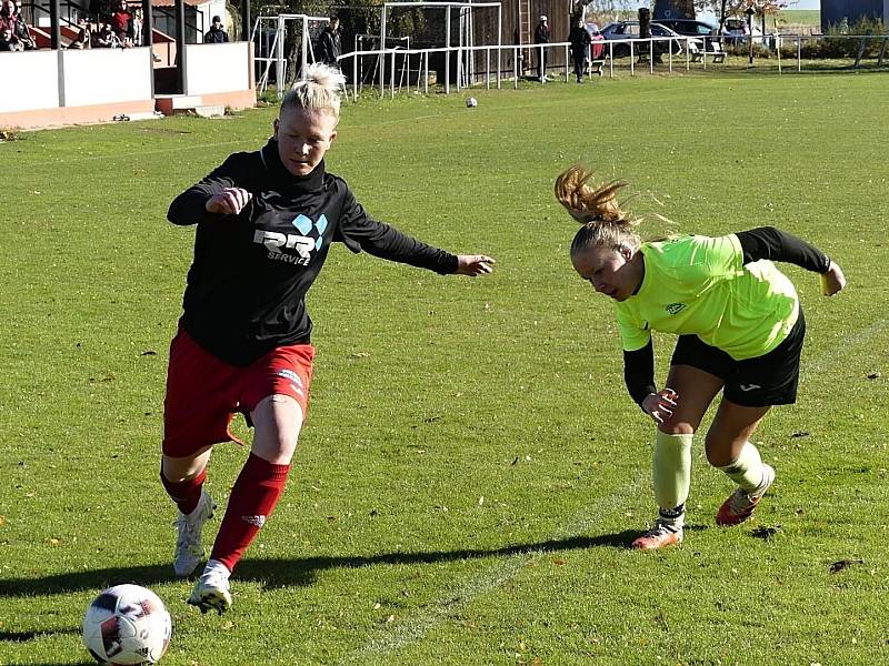 Ženy Pavlíkova (v tmavém) porazily doma Saharu Vědomice 2:1.