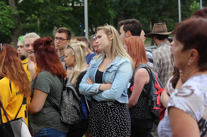 Rakovničtí studenti ve středu veřejně protestovali proti personálním změnám na místní obchodní akademii. 