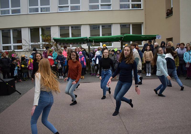 Ze 12. Vánočního jarmarku Základní umělecké školy v Rakovníku.