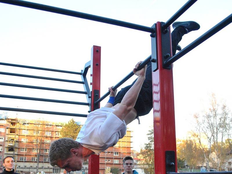 Street Workout Rakovník - takhle cvičí kluci několikrát týdně...