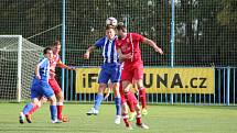 Fotbalisté Nového Strašecí (v modrobílém) porazili na svém hřišti Velim 2:1.