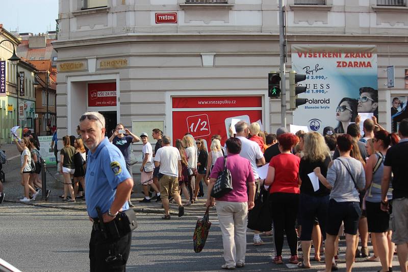 Rakovničtí studenti ve středu veřejně protestovali proti personálním změnám na místní obchodní akademii. 