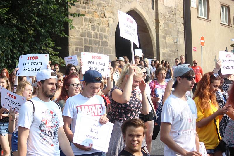 Studenti v Rakovníku protestují proti propouštění učitelů.