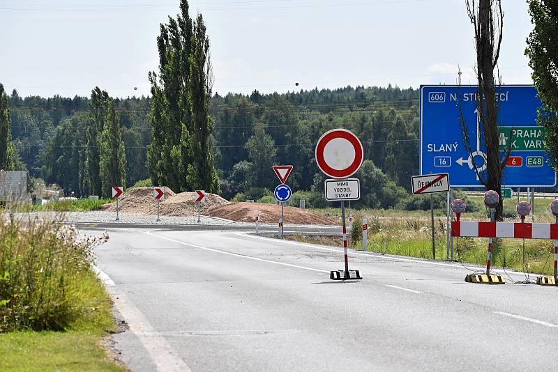 Nový kruhový objezd u Řevničova je od úterý průjezdný. Dopravu zatím řídí semafory.