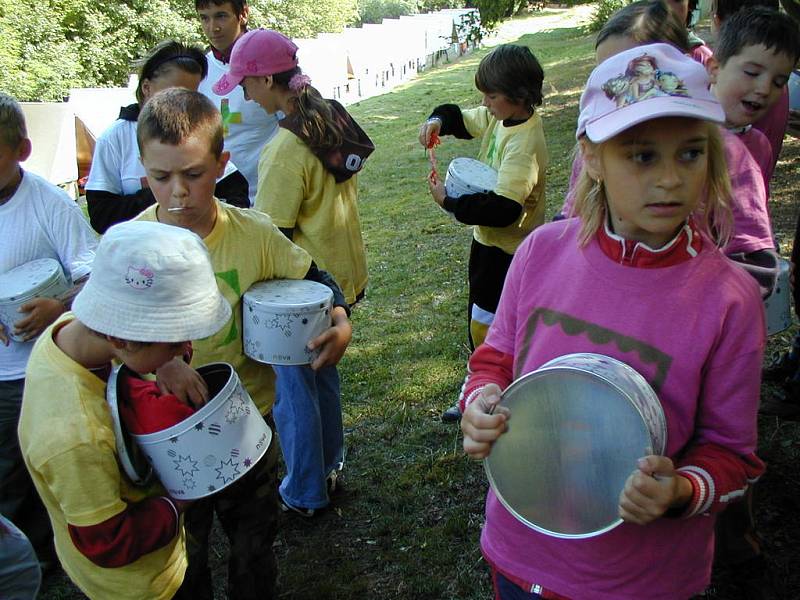 Letní dětský tábor v Branově navštívil Josef Pejchal a Kristýna Kociánová.
