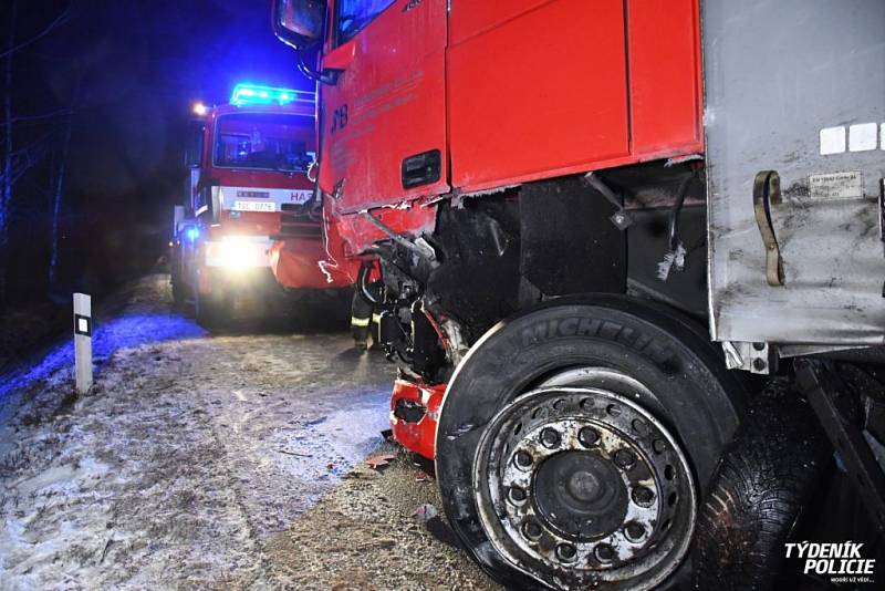 Při čelním střetu s kamionem u Řevničova byl vážně zraněn řidič Peugeotu.