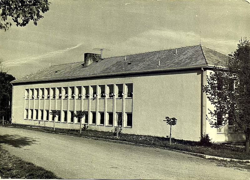 Šanov, budova základní školy v roce 1962.