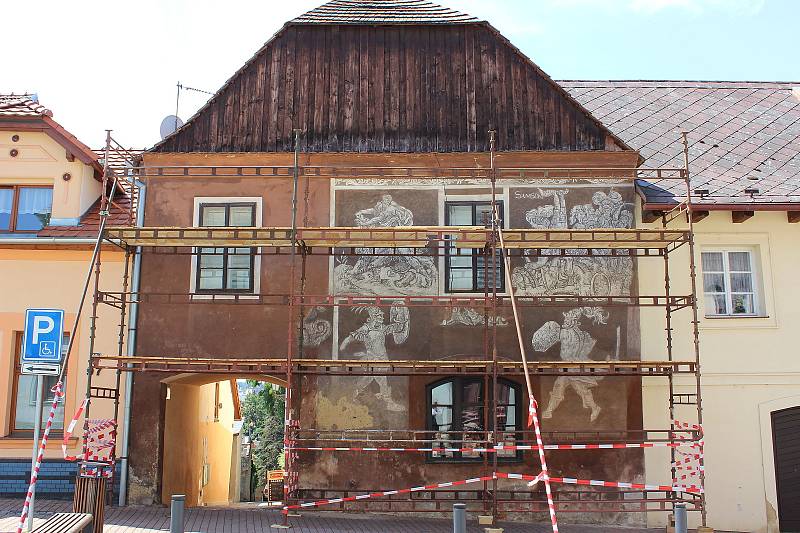 Restaurátor Jan Turský začne s opravou sgrafit co nejdříve. Lešení už stojí.