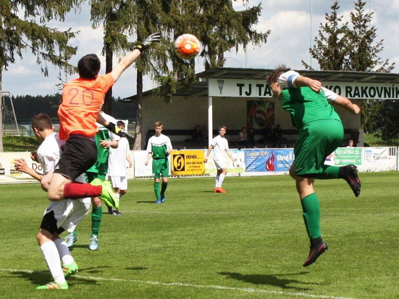 Starší dorost Tatranu Rakovník (v zeleném) sehrál doma dobrý zápas, s lídrem tabulky Hořovickem remizoval 2:2. 