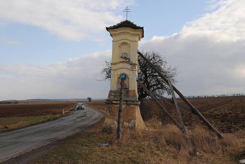 Silnice II/227 spojující Rakovník s Žatcem. Ve Středočeském kraji je v katastrofálním stavu, v Ústeckém kraji kompletně zrekonstruovaná.