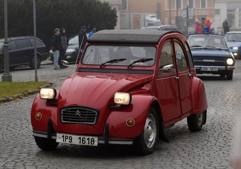 Čtvrteční sraz autoveteránů na Husově náměstí v Rakovníku.