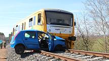 Na železničním přejezdu mezi obcemi Lužná a Lišany se střetl osobní automobil s vlakem.