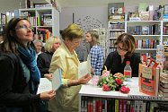 Rakovnická rodačka a spisovatelka Helena Tyburcová  předvedla v Knihkupectví  Mezi řádky svoji novou, v pořadí třetí knihu "Dokud jsme dva ".