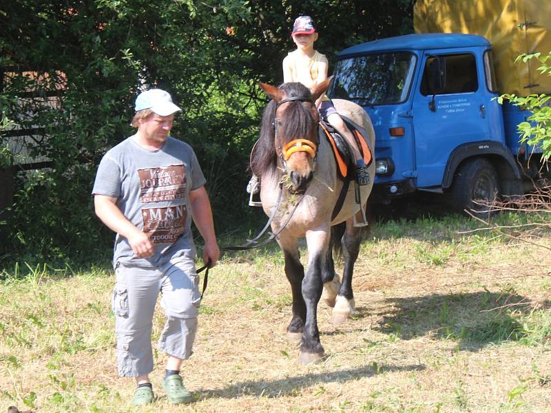 Děti společně oslavili Den dětí na dvoře internátu ISŠ Jesenice