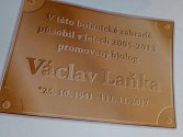 Při vstupu do Botanické zahrady Rakovník by měla být umístěna pamětní deska s odkazem na Václava Laňku.
