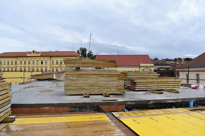 Stavba víceúčelového studijního a společenského centra v Rakovníku.