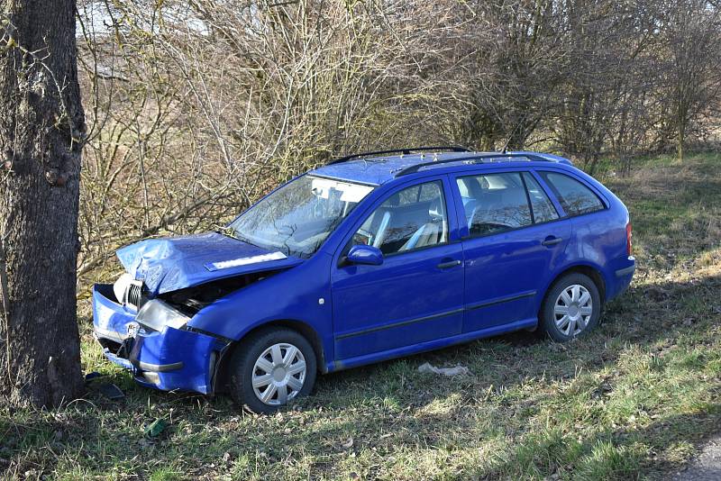 Dopravní nehoda nedaleko Rakovníka. Škoda Fabia v pondělí krátce po 17. hodině odpolední narazila do stromu. Řidič vyvázl bez zranění.