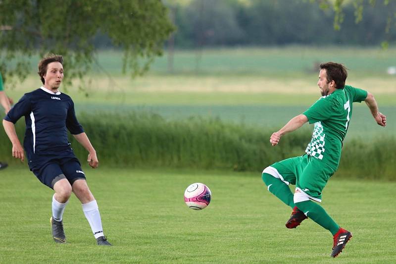 Přípravu Lišan (v zeleném) a Kroučové zničila průtrž mračen.