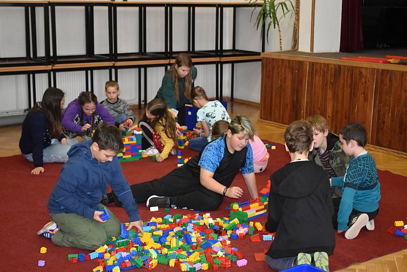 Soutěžení se stavebnicemi v Domě dětí a mládeže v Rakovníku se zúčastnila i lišanská škola.