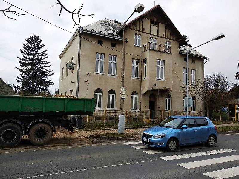 V průběhu března začala rekonstrukce domu čp. 220, kde vznikne celkem 11 sociálních bytů.