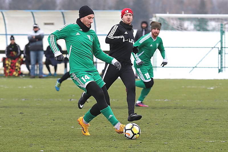 Divizní fotbalisté Tatranu Rakovník (v zeleném) vyhráli v přípravném utkání nad celkem Dobříše jasně 5:2.