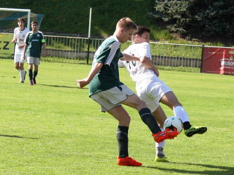 Starší dorost SK Rakovník (v zeleném) potvrdil v KP pozici favorita a Králův Dvůr porazil 3:0. 