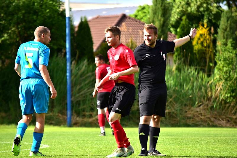 Senomaty (v modrém) si doma poradily s Řevničovem jasně, ale až díky povedenému závěru.