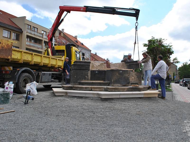 Mariánský sloup se postupně vrací na Husovo náměstí