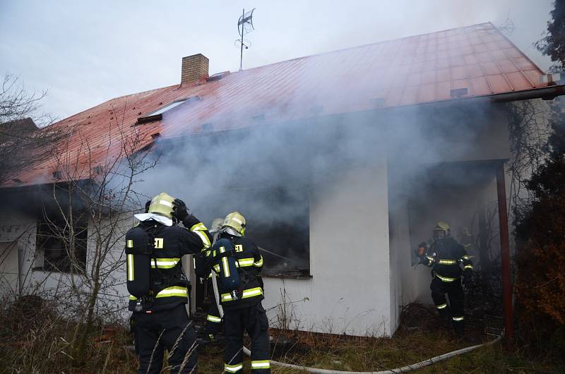 Požár opuštěného rodinného domu obývaného bezdomovci v obci Velké Přítočno na Kladensku.