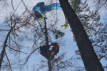 Záchrana paraglidisty uvízlého na vysokém stromě na Rakovnicku.