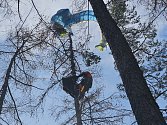 Záchrana paraglidisty uvízlého na vysokém stromě na Rakovnicku.